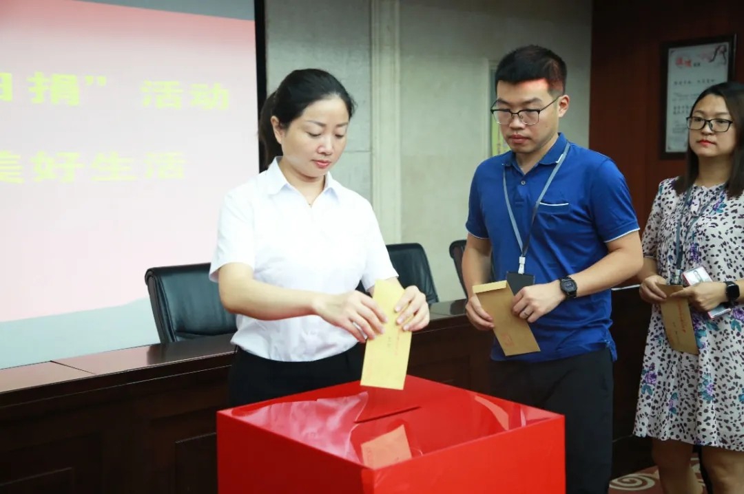 ��ΪȺ�ڰ�ʵ�¡��ϲ���Ͷ���ſ�չ������һ�վ衱�˶�